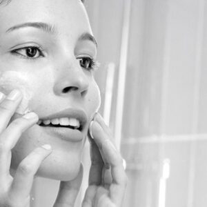 Bạn có thể làm gì khi da bị mụn trứng cá?